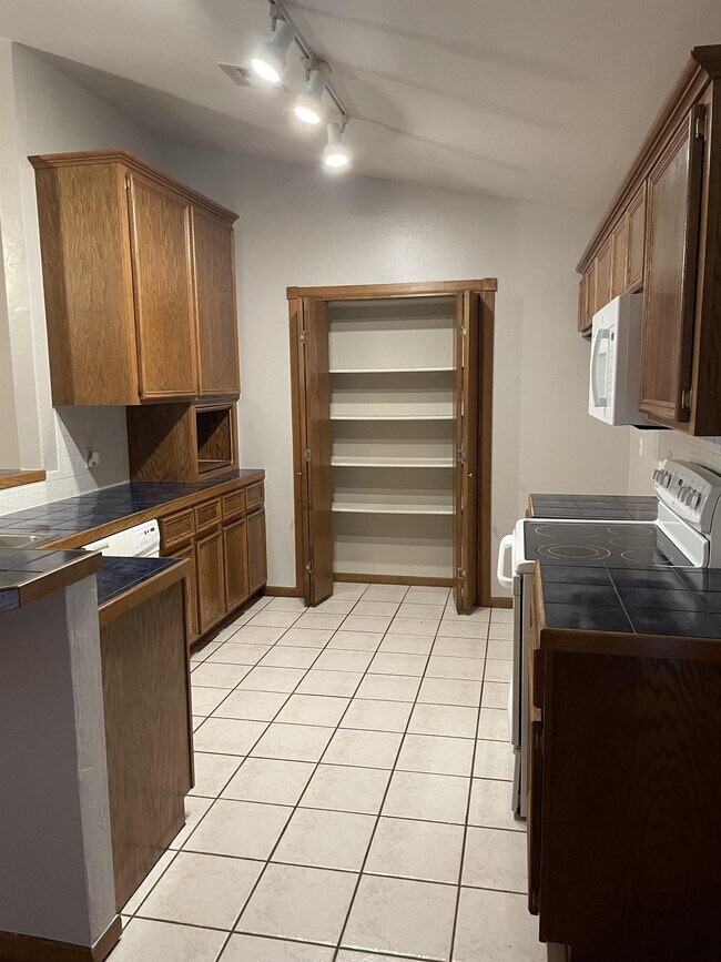 Building Photo - 224 Midway Dr