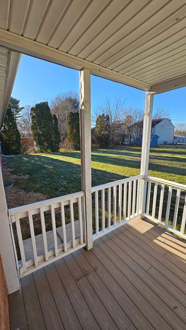 Building Photo - Spacious Single Family Home