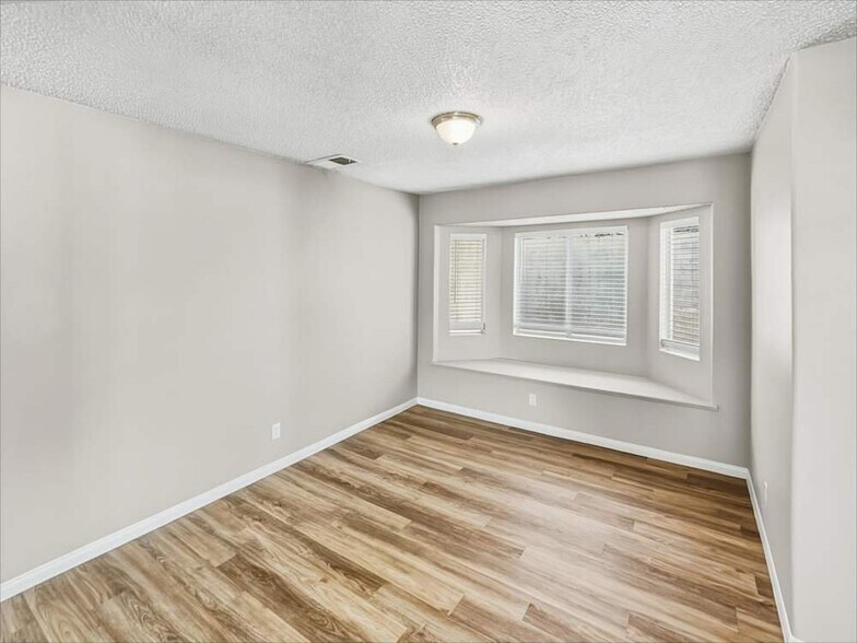 Building Photo - 3301 Hyannis Cir