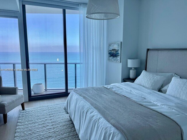Building Photo - 15701 Collins Ave