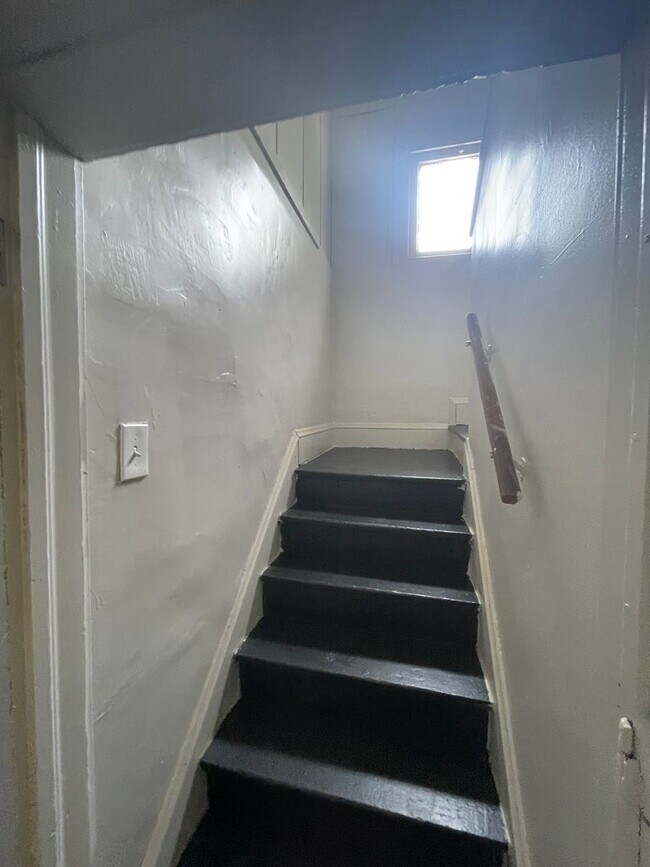Building Photo - Section 8 Accepted! Spacious Newly Renovat...