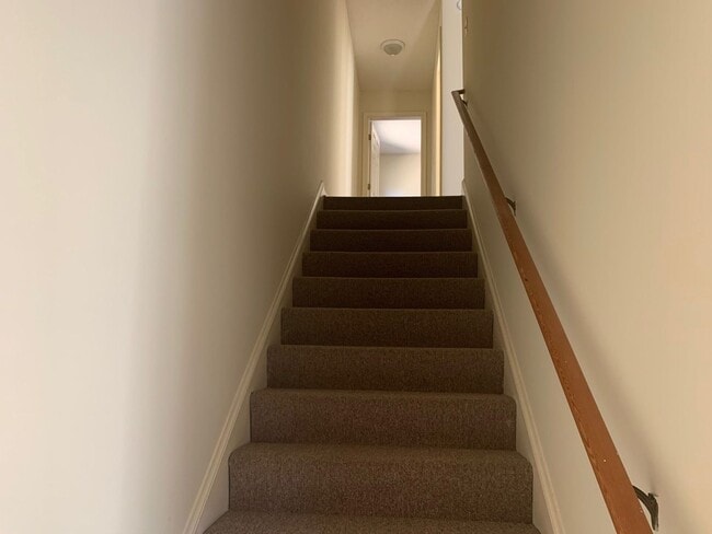 Building Photo - Quiet Country Living