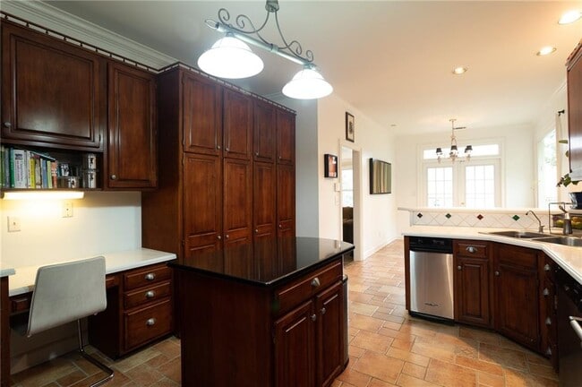 Building Photo - 7155 Roswell Rd