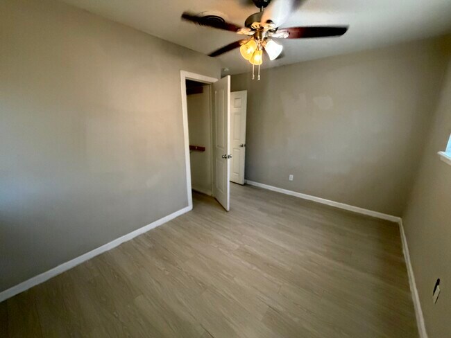 Building Photo - 5412 39th Dr