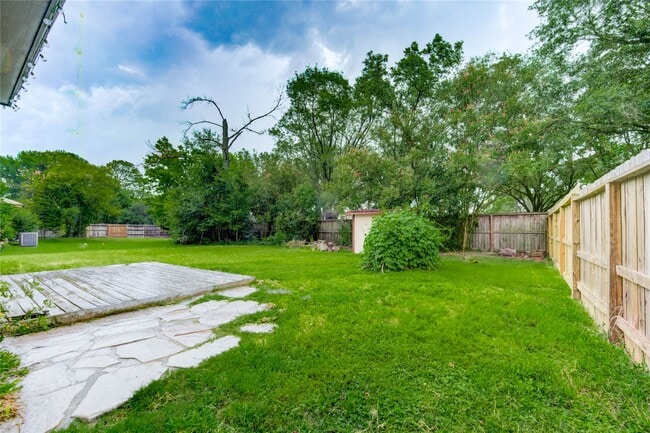 Building Photo - 15403 Meadow Village Dr