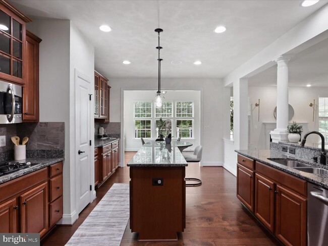 Building Photo - 41595 Revival Dr