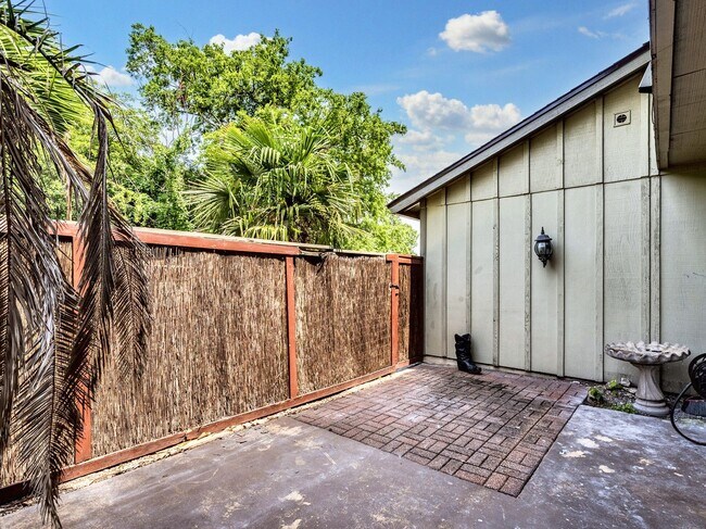 Building Photo - Contemporary 3/BR 1.5/BA Home with Updated...