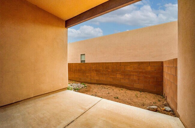 Building Photo - 10 Avenida Vista Esquisita