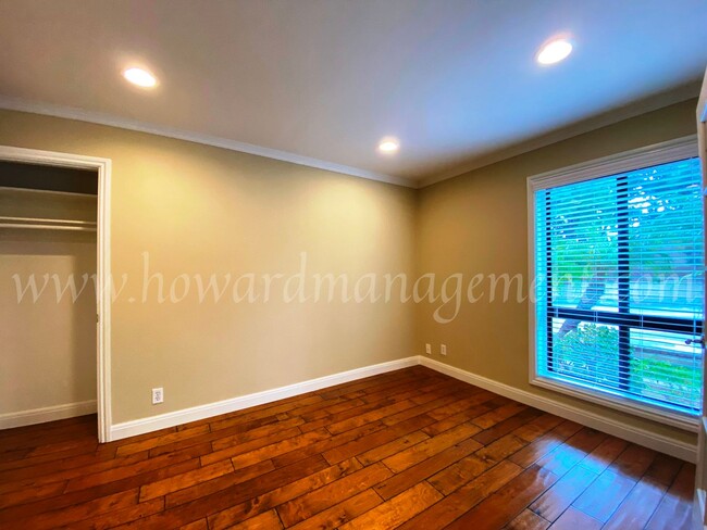 Building Photo - Professionally designed condo! Large kitch...