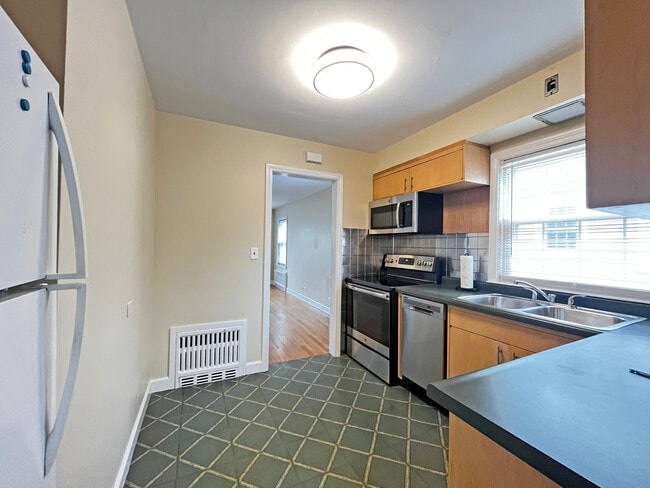 Building Photo - 4 S June Terrace