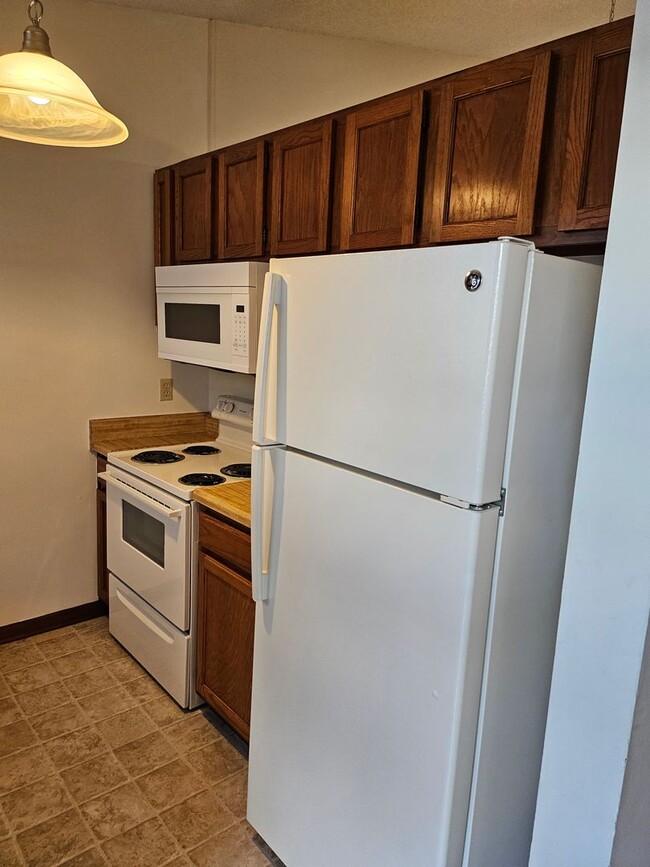 Building Photo - $1150 - 2/2 - Jefferson Square End Unit!