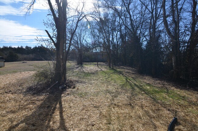 Building Photo - 2506 Halls Hill Pike