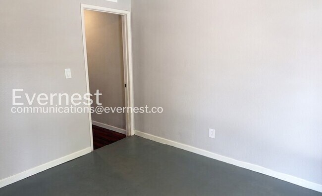 Building Photo - 3-Bed/2-Bath Home/ Pet Friendly/Available Now!