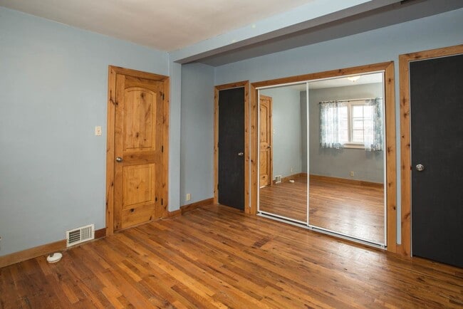 Building Photo - 4 bed/ 3 bath University Rental House ($3,...