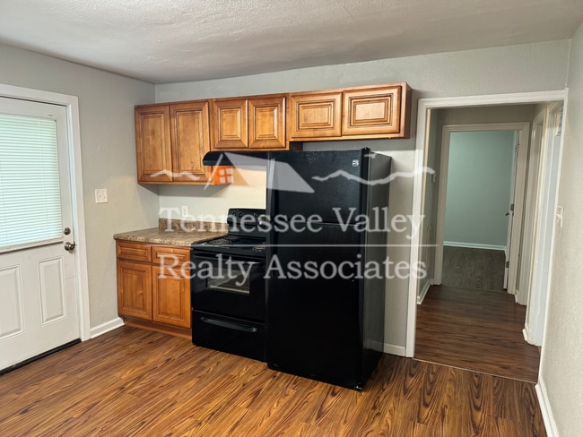 Building Photo - UPDATED 2 BED/1 BATH with carport right ne...
