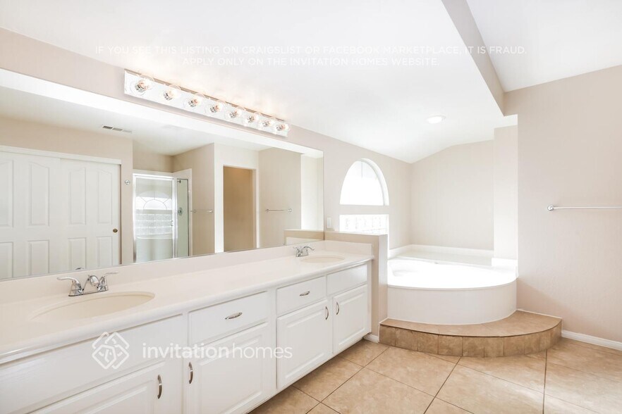 Building Photo - 8637 W Gilmore Ave