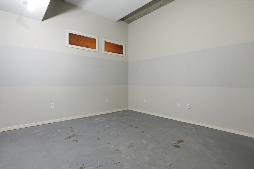 Building Photo - 112 E Clay St
