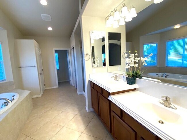 Building Photo - Summerlin Beauty! Gated. Newly installed f...
