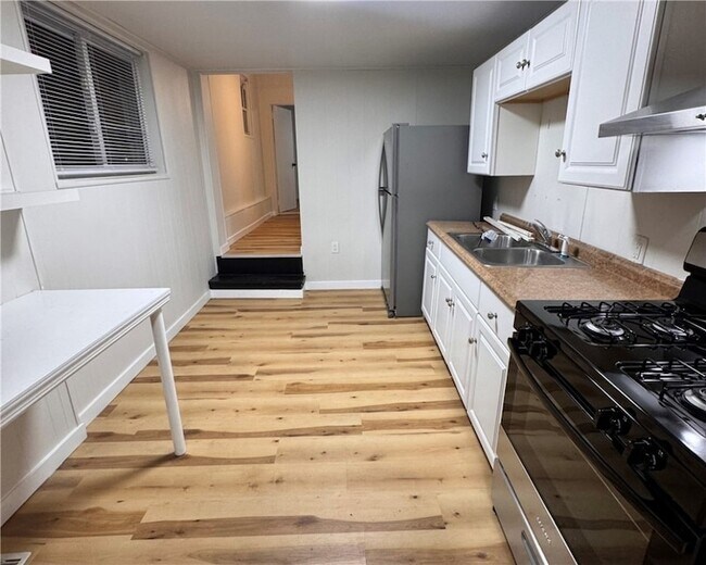 Building Photo - 1332 Goettmann St