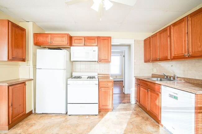 Building Photo - 15 Casimir St