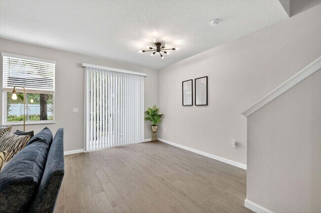 Building Photo - 5652 SE Edgewater Cir