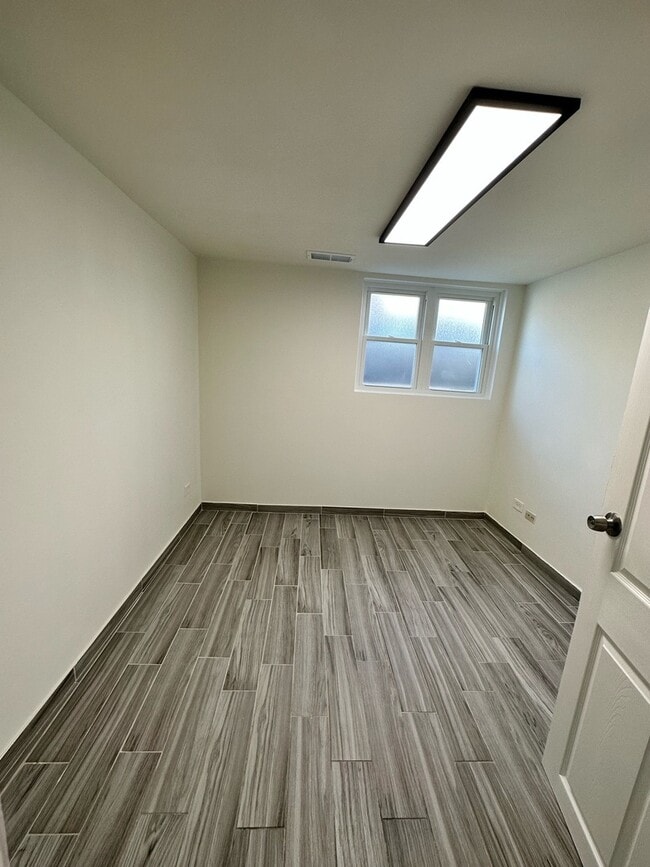 Building Photo - 6734 W Dakin St