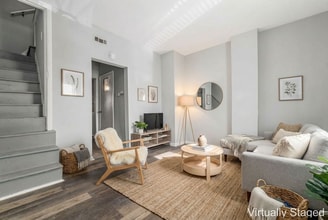 Building Photo - Freshly Updated Townhome Apartment!