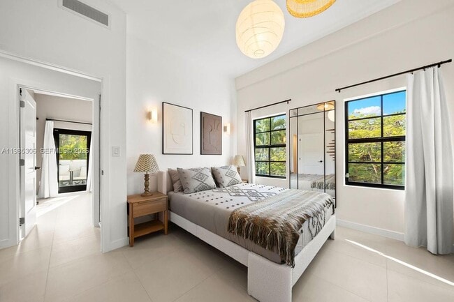 Building Photo - 151 NE 43rd St