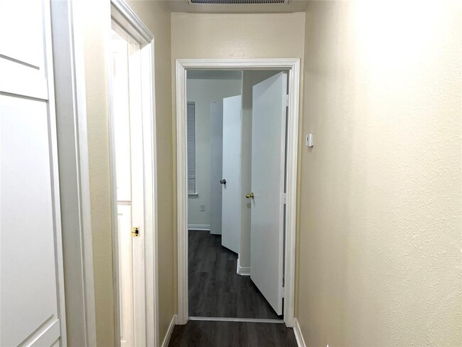 Building Photo - 16320 Sun View Ln