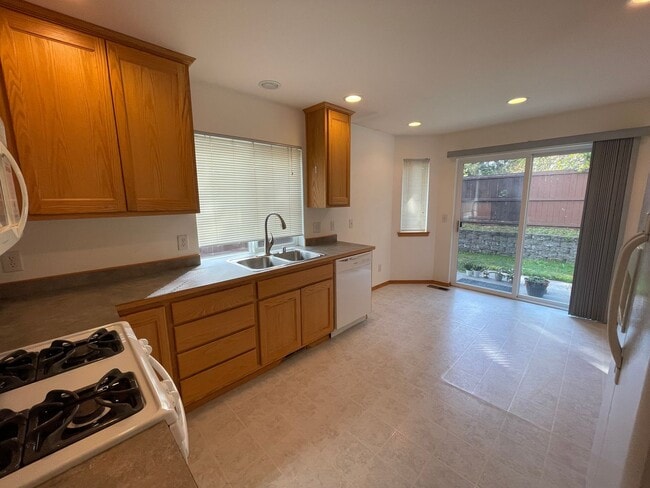 Building Photo - 1337 NW Redwing Dr