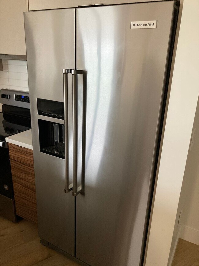 Building Photo - Live at the beach! Modern 2 bedroom 2 bath condo blocks from the beach w/parking and washer/dryer...