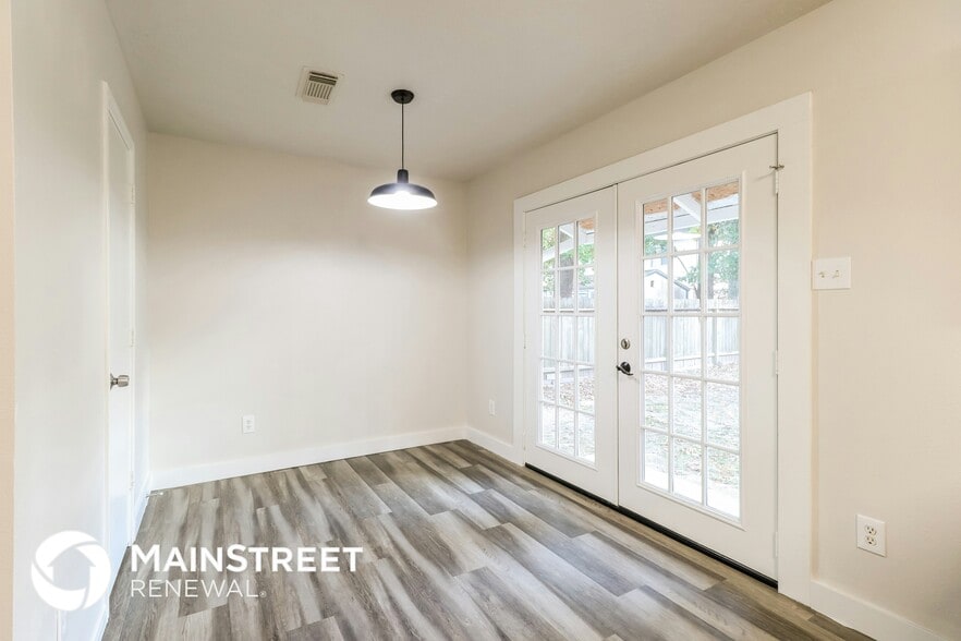 Building Photo - 18442 Hollow Oaks Cir
