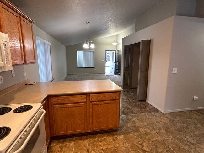 Building Photo - Recently Updated 2 Bedroom Home