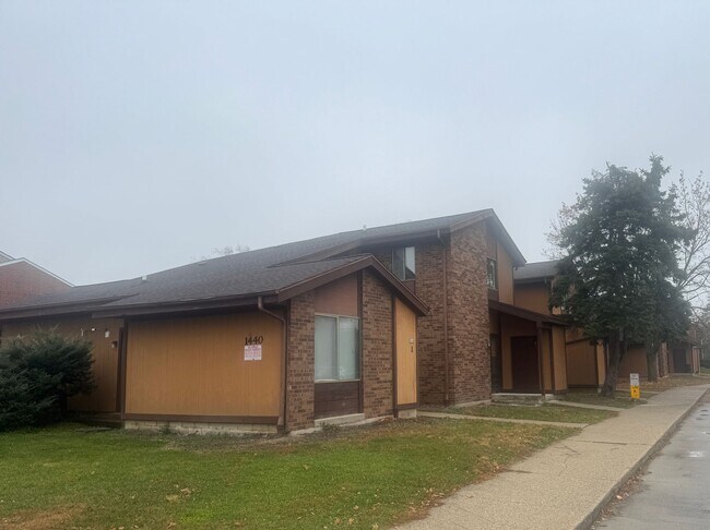 Building Photo - West Allis-3BD Townhouse