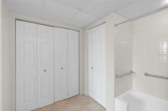 Building Photo - 411 1st Ave N