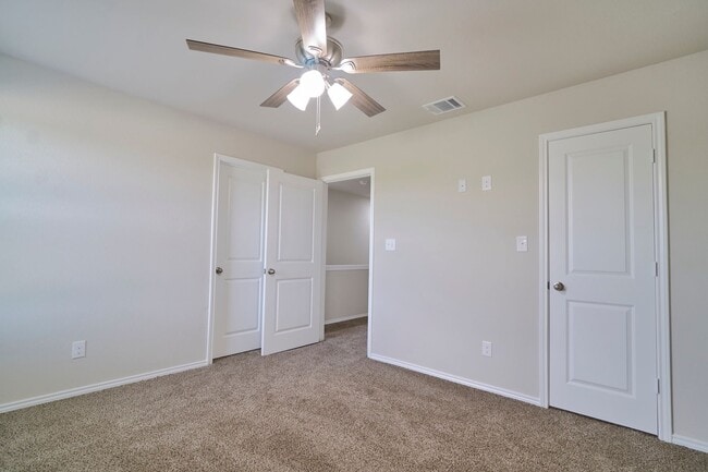 Building Photo - Hunters Ranch Beauty! 3 Bedrooms 2 1/2 Bath Townhome