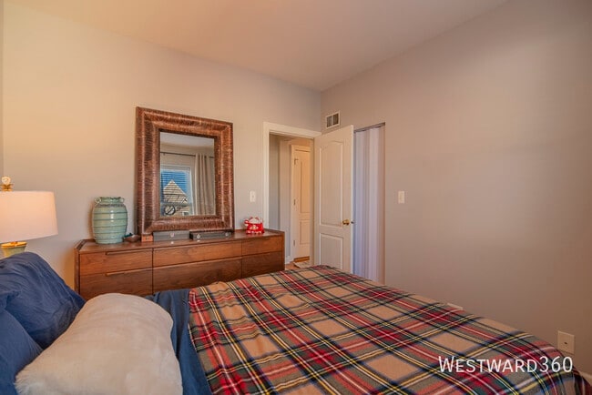 Building Photo - 2209 N Drake-1