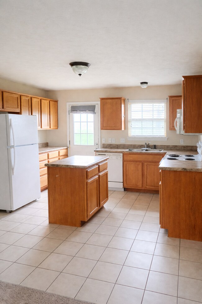 Building Photo - Spacious 3 Bed, 2 Bath Duplex in Prime Ozark Location