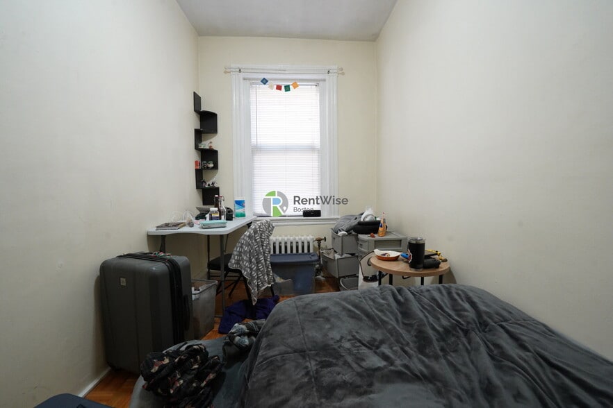 Building Photo - 40 Anderson St