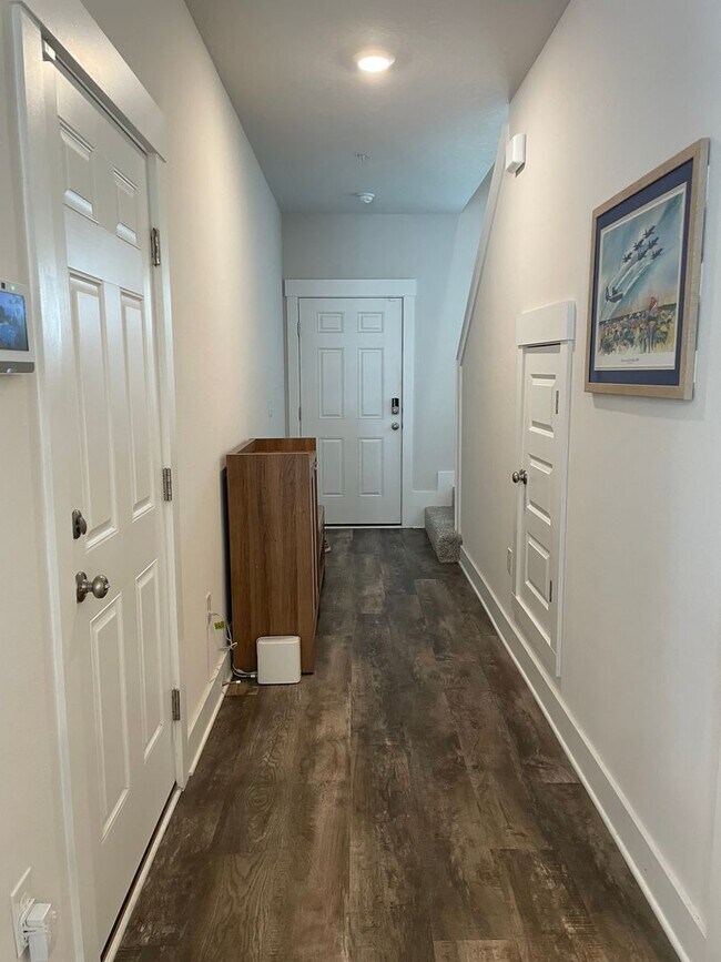 Building Photo - Splendid Townhouse, Community Pool & Dog Park!