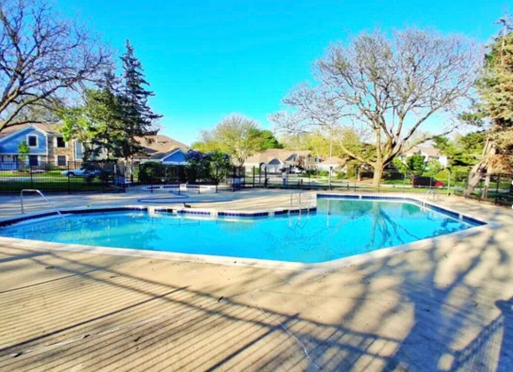 community pool - 226 Arrowwood Ct