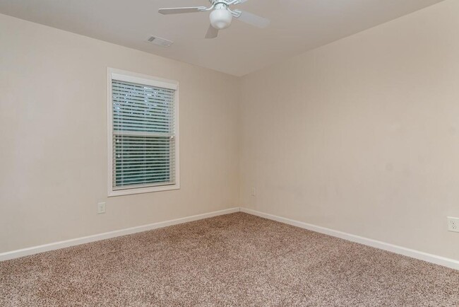 Building Photo - 307 Fieldstone Ln
