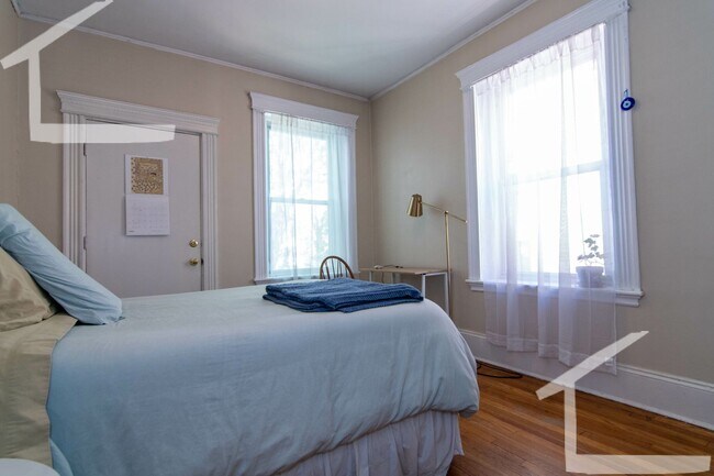 Building Photo - No Brokers Fee,3 Bedrooms unit on Coolidge Corner, Laundry on a Site, Heat, Hot Water Included