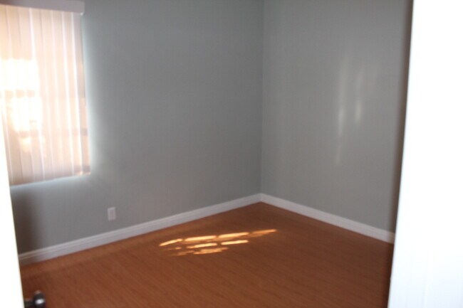 Building Photo - ( ( ( CUTE 4 BEDROOM 2 BATH ONE STORY HOUS...