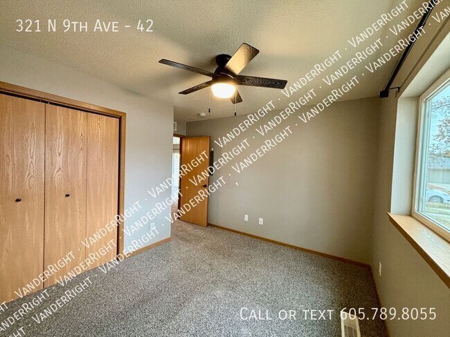 Building Photo - Updated Walk-Out 2 Bedroom Apartment!