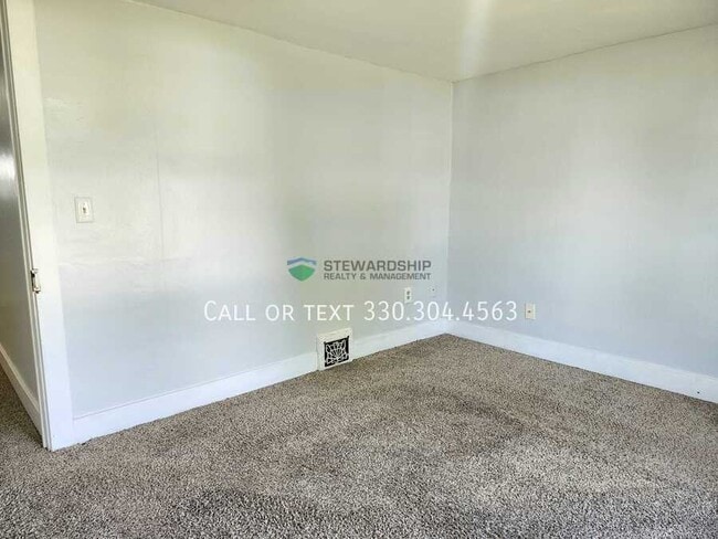 Building Photo - 461 Elson St
