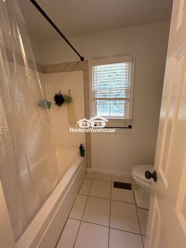 Building Photo - Beautifully maintained traditional 4-bedroom 2 and 12 bath home!