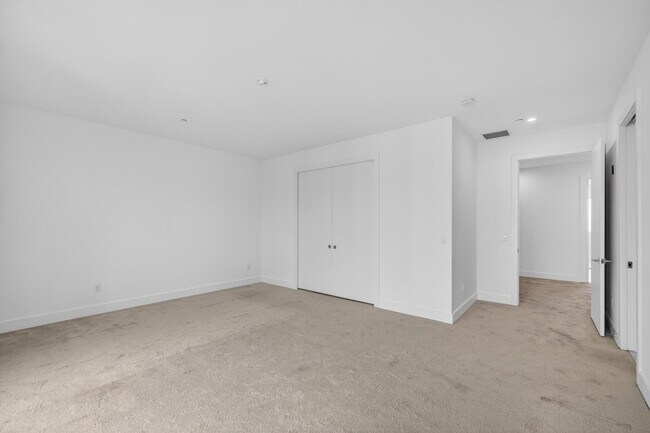 Building Photo - 1044 NE 18th Ave