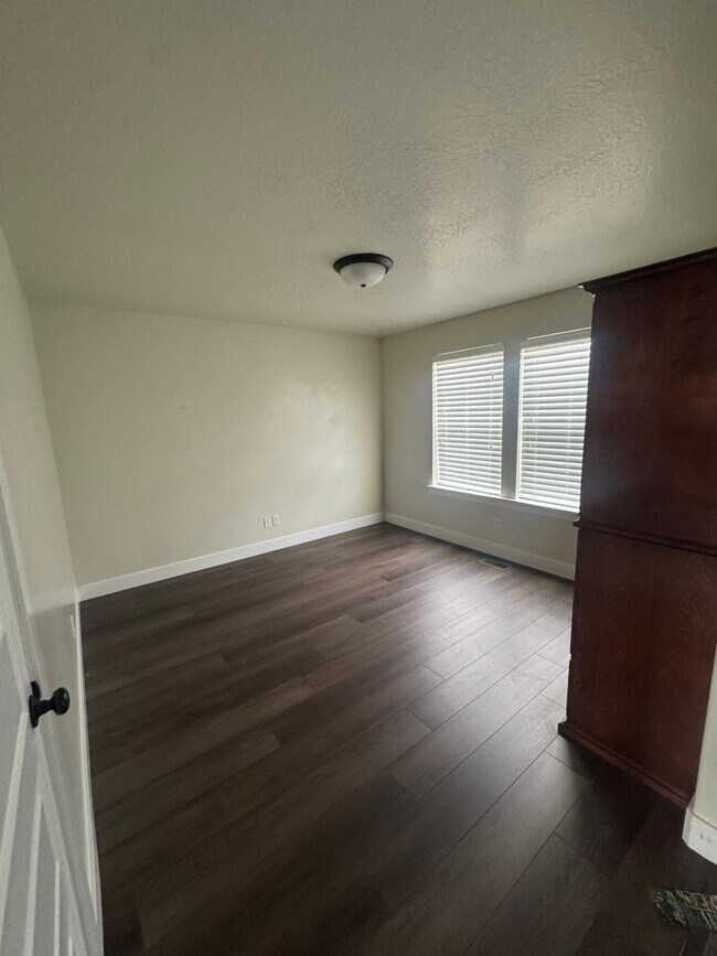 Building Photo - 1109 W Meridian Dr