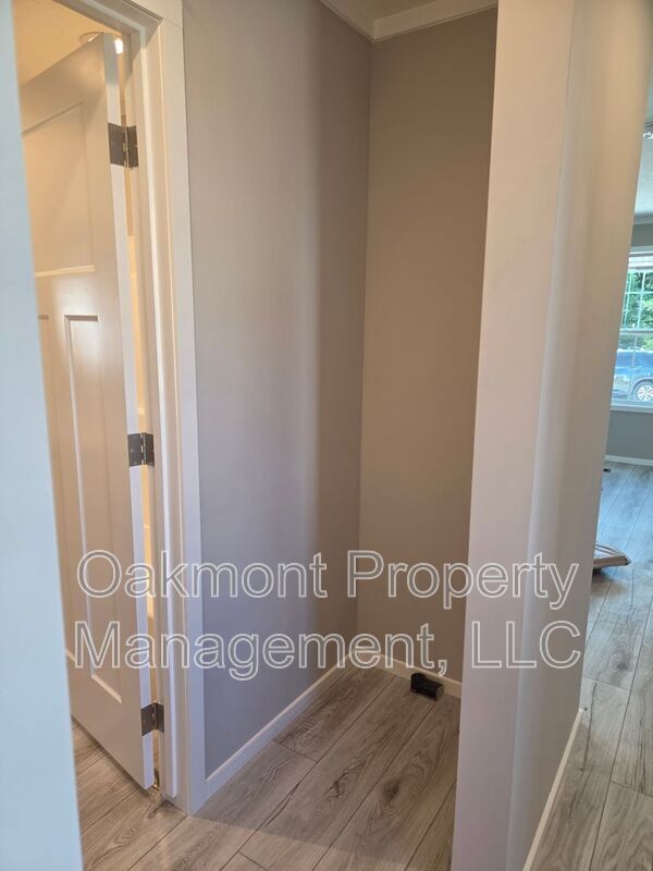 Building Photo - 223 Plum Dr